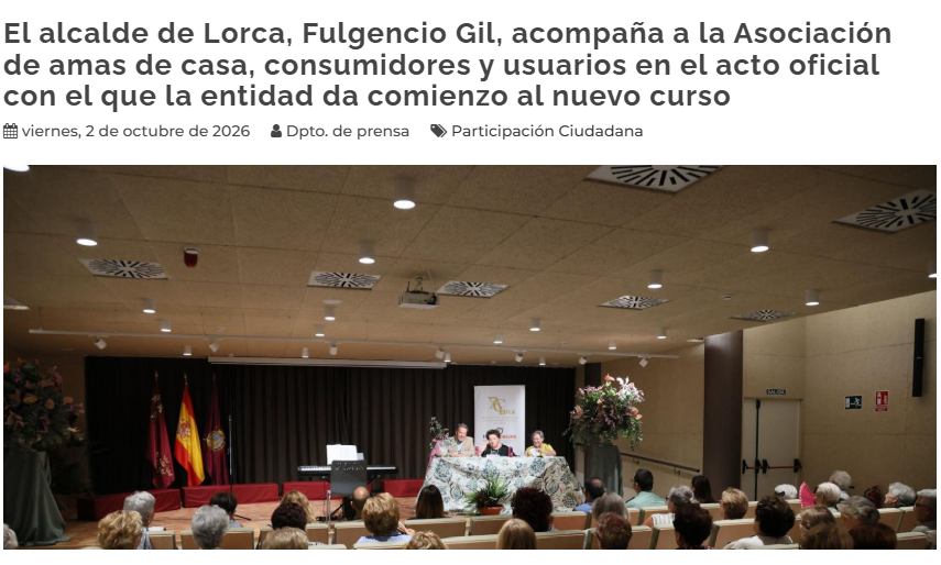 "El alcalde de Lorca, Fulgencio Gil, acompaña a la Asociación de amas de casa, consumidores y usuarios en el acto oficial con el que la entidad da comienzo al nuevo curso"